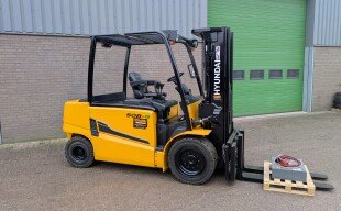 Levering Hyundai 50B-9 elektrische heftruck