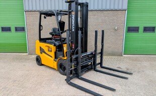 Levering nieuwe Hyundai 25BH-9 elektrische heftruck
