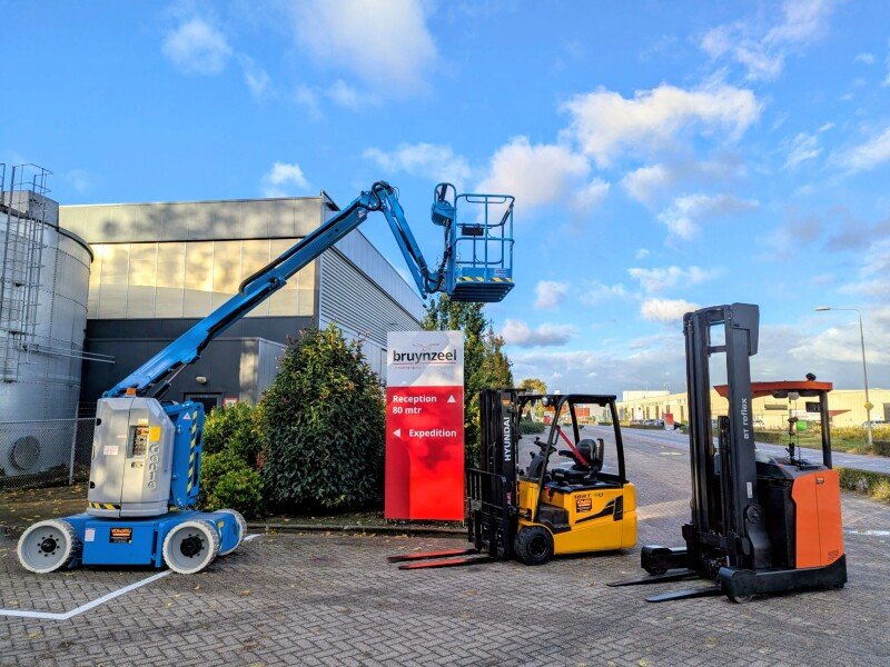 Levering Hyundai heftruck, BT reachtruck en een Genie hoogwerker