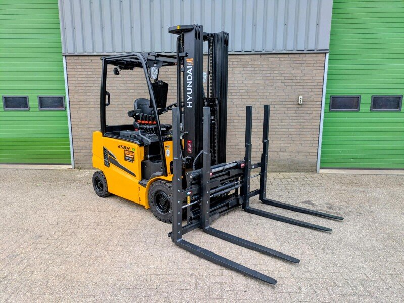 Levering nieuwe Hyundai 25BH-9 elektrische heftruck