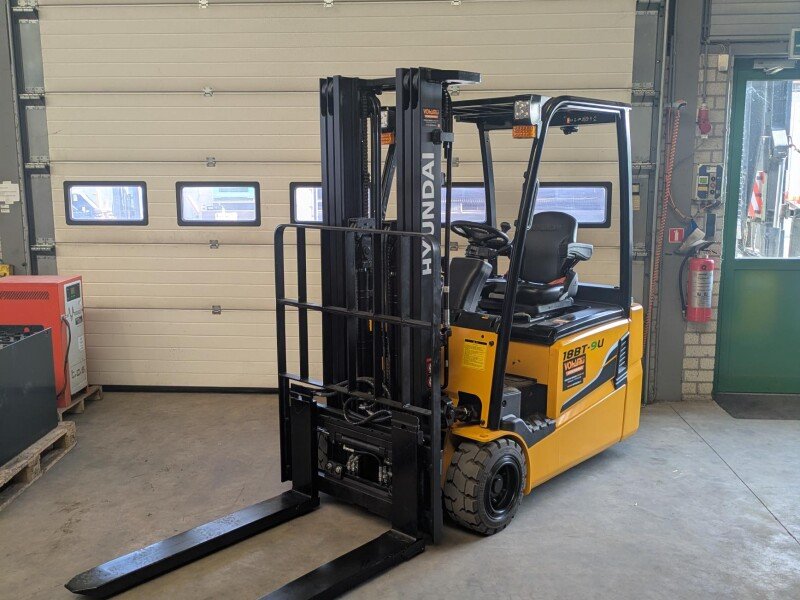 Levering nieuwe Hyundai 18BT-9U elektrische heftruck